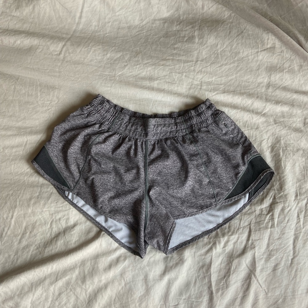 Lululemon Hotty Hot 2.5 shorts in Heathered Black